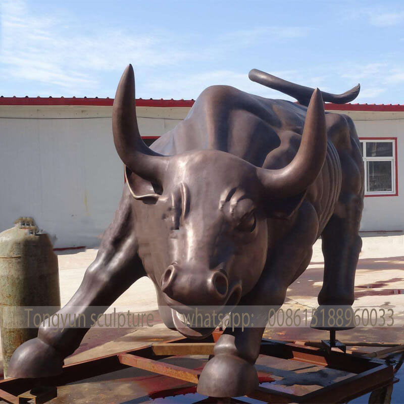 冲锋牛雕塑生产厂家