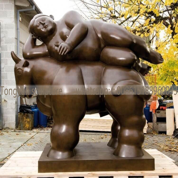 费尔南多·波特罗的胖女人躺在马雕塑