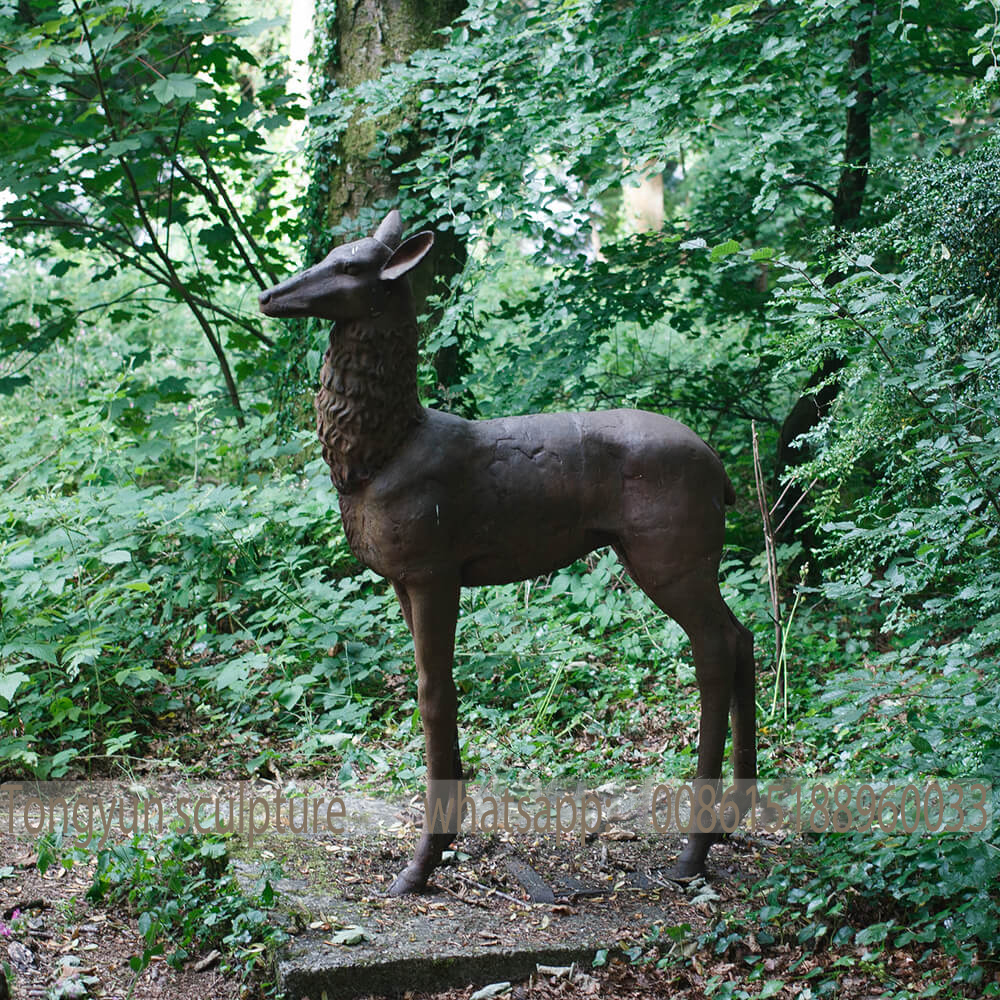 实物大小的铜鹿雕塑