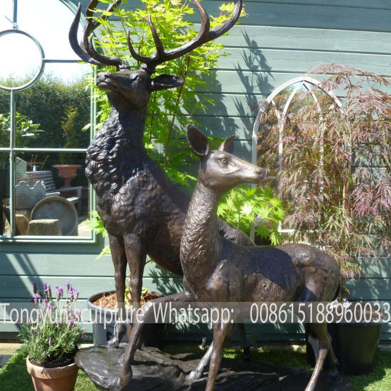 母鹿和小鹿雕塑