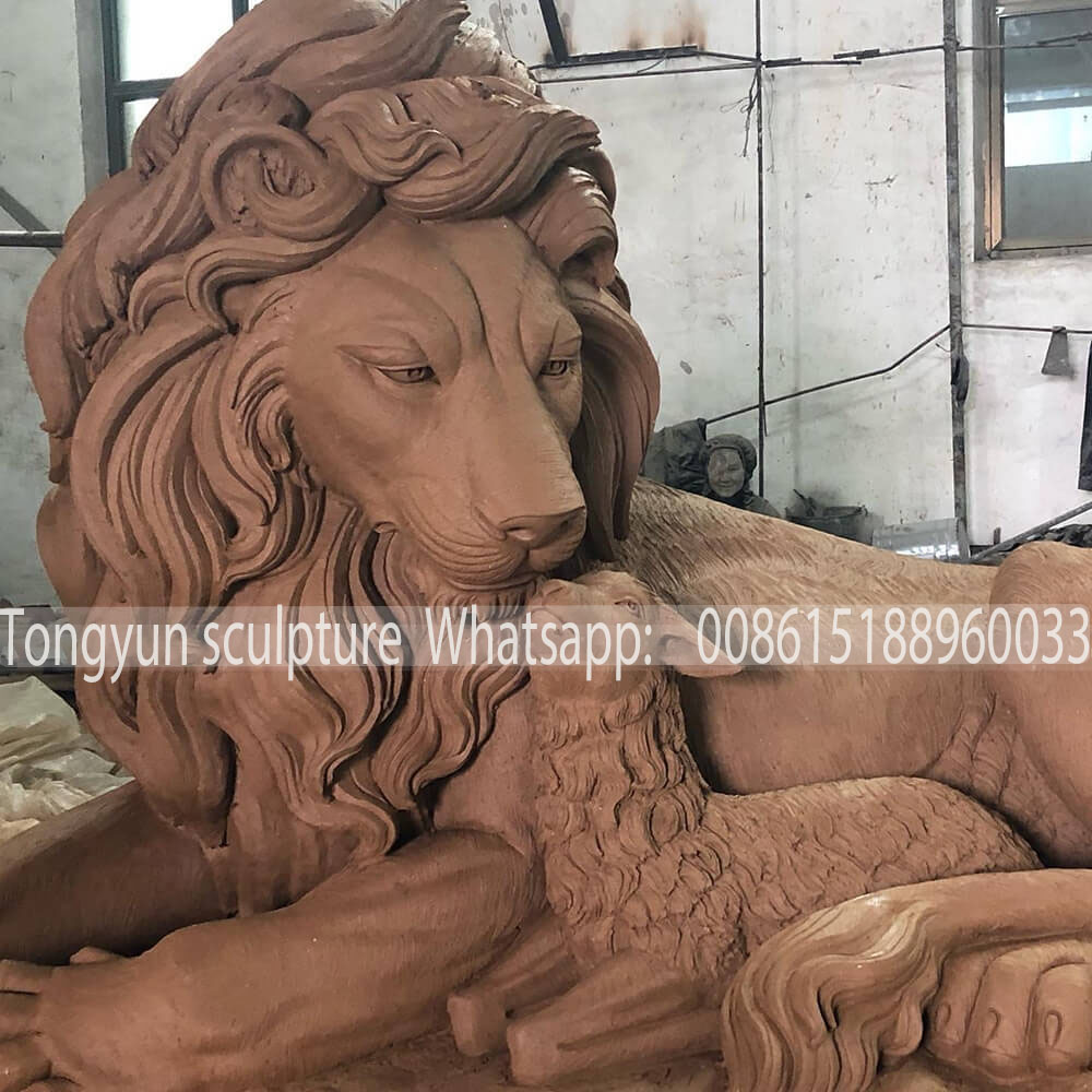 狮子和小羊铜雕塑