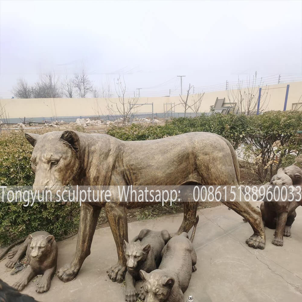 母狮子和小狮子雕塑