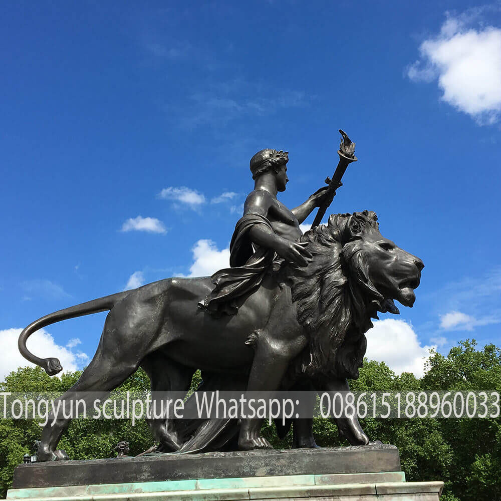 维多利亚女王纪念堂的狮子雕像  