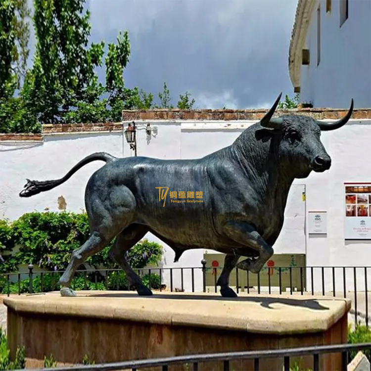 High Quality Animal Sculpture Bronze Life Size Garden Bull Statue For Outdoor Decoration  